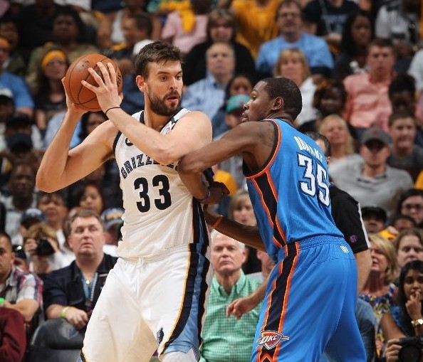 医学奇迹？浓眉带伤决战季后赛！独行侠孤注一掷签下＂地表最强175＂.