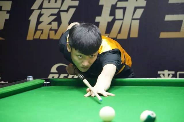 显得犹豫不 显得犹豫不